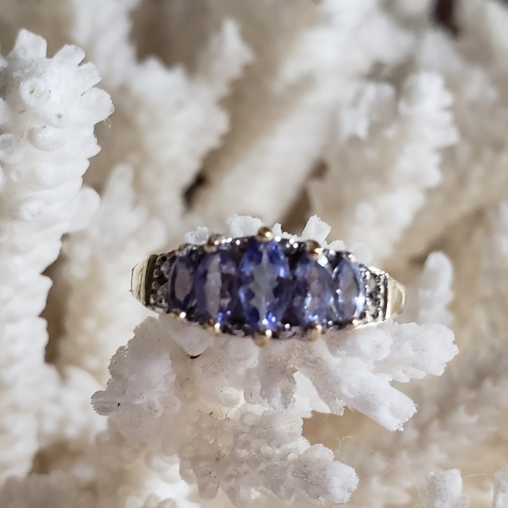 Lovely 10kt Tanzanite Ring w/ Diamond Accent Size